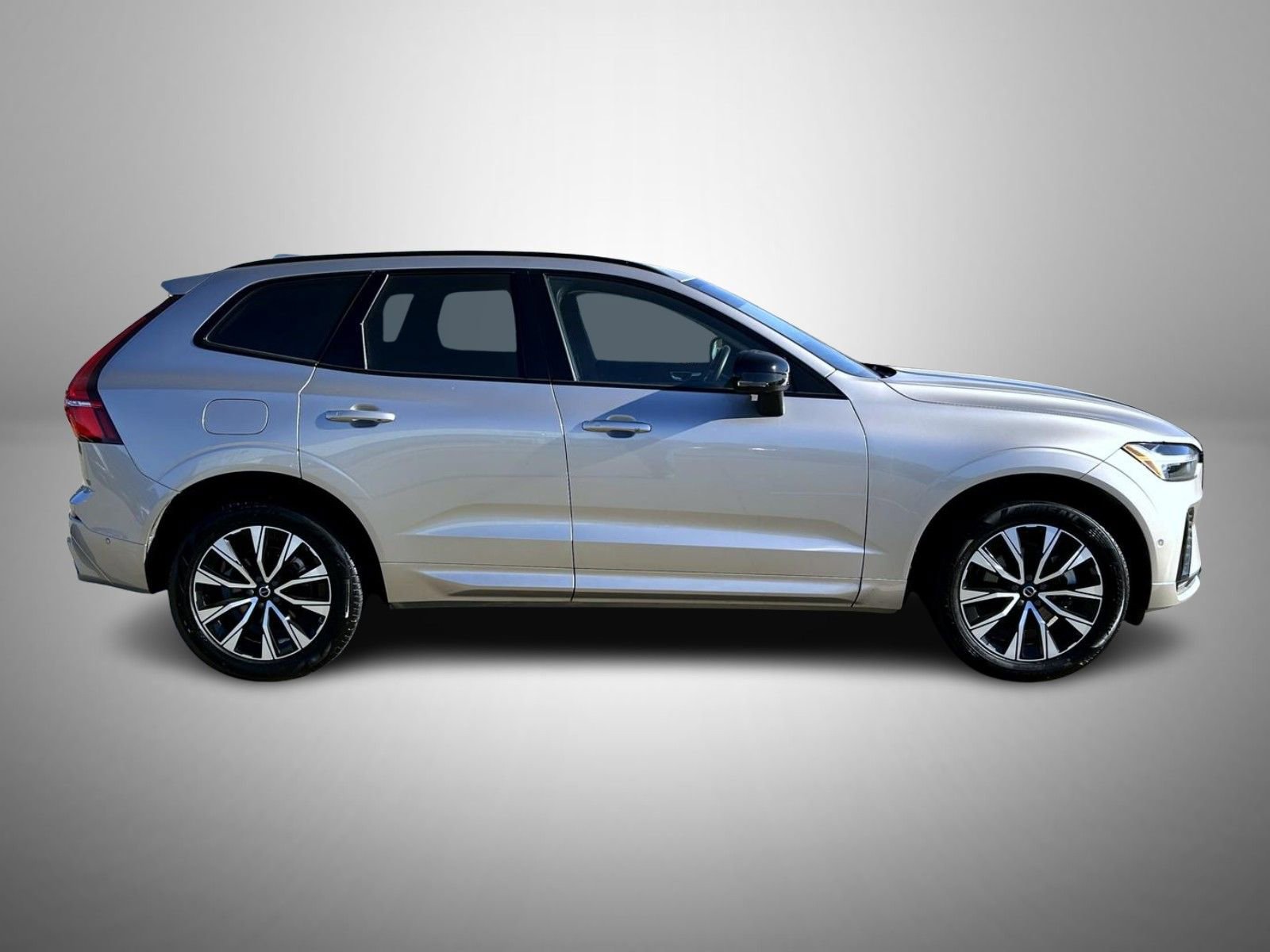 Used 2025 Volvo XC60 B5 Plus image 4