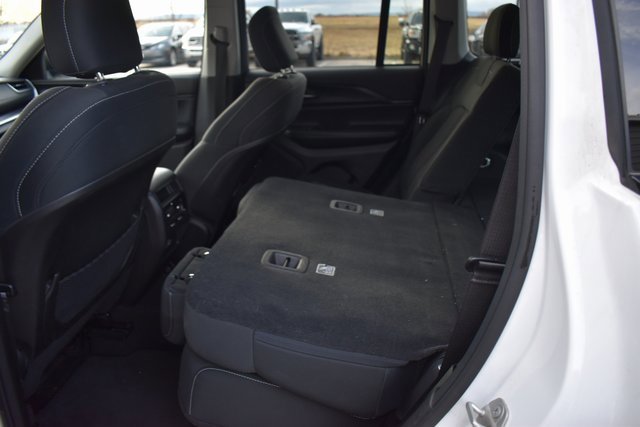 Used 2023 Jeep Grand Cherokee Laredo image 21