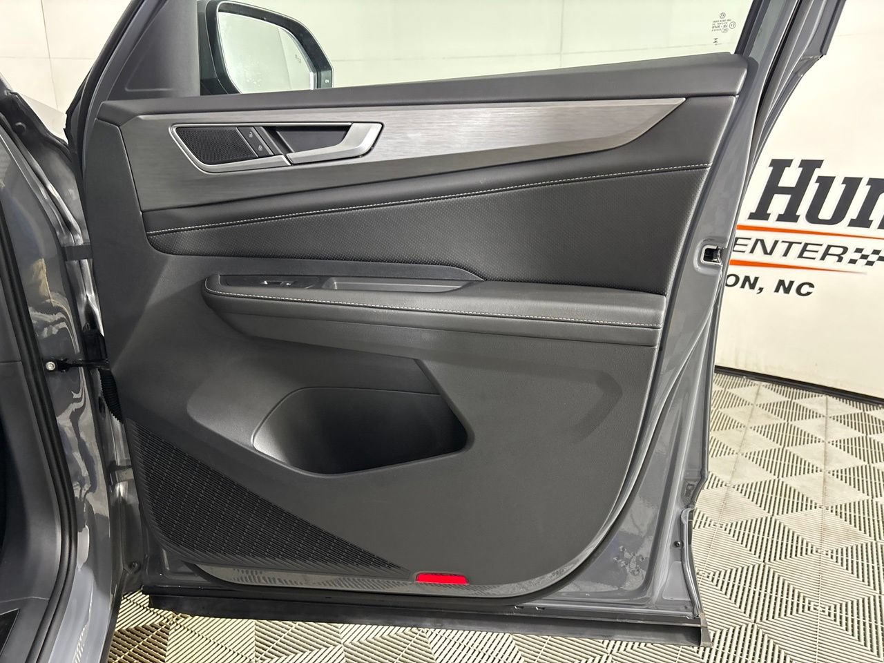Used 2025 Volkswagen Atlas Cross Sport SE FWD image 25