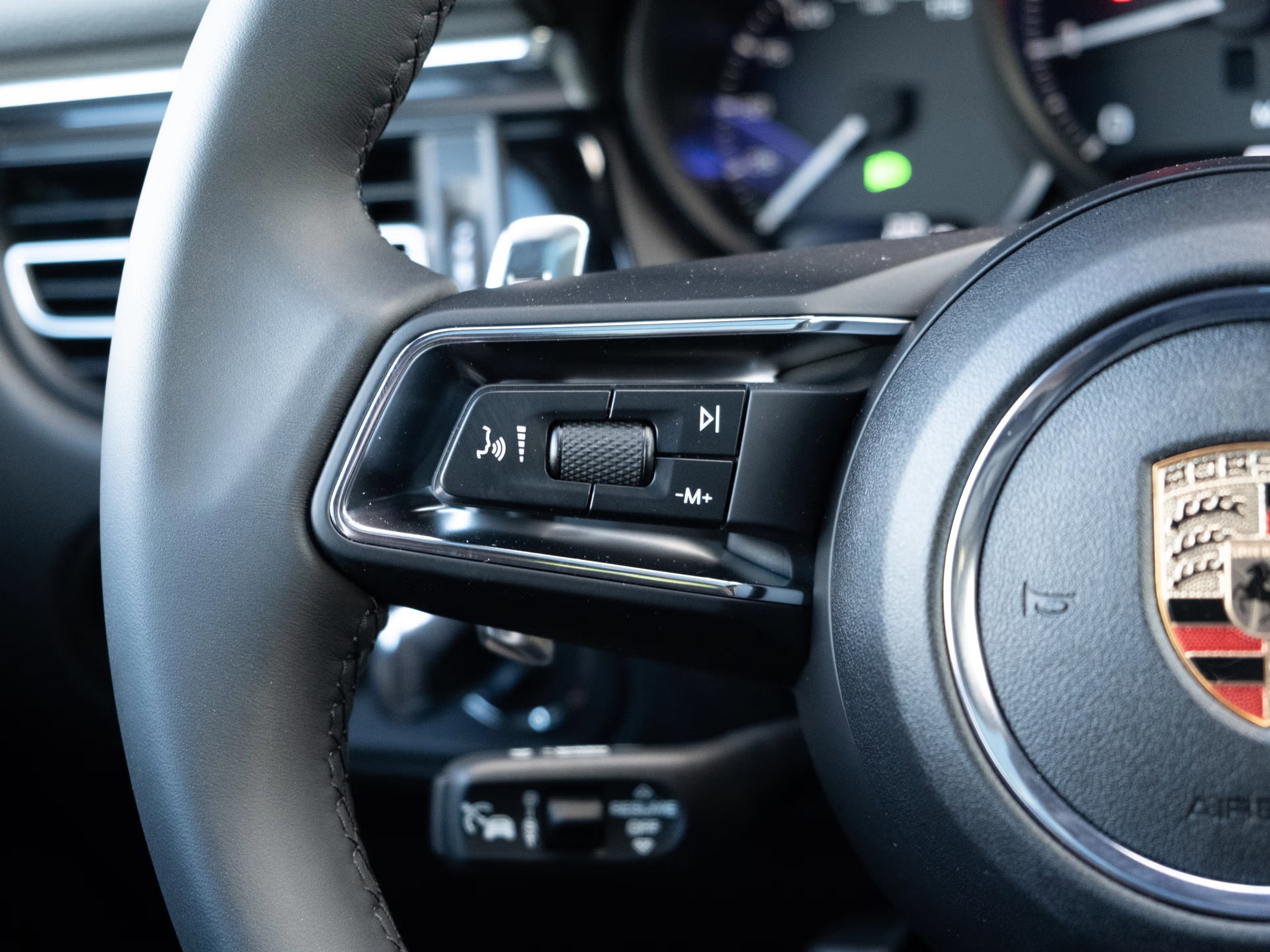 Certified 2025 Porsche Macan image 23