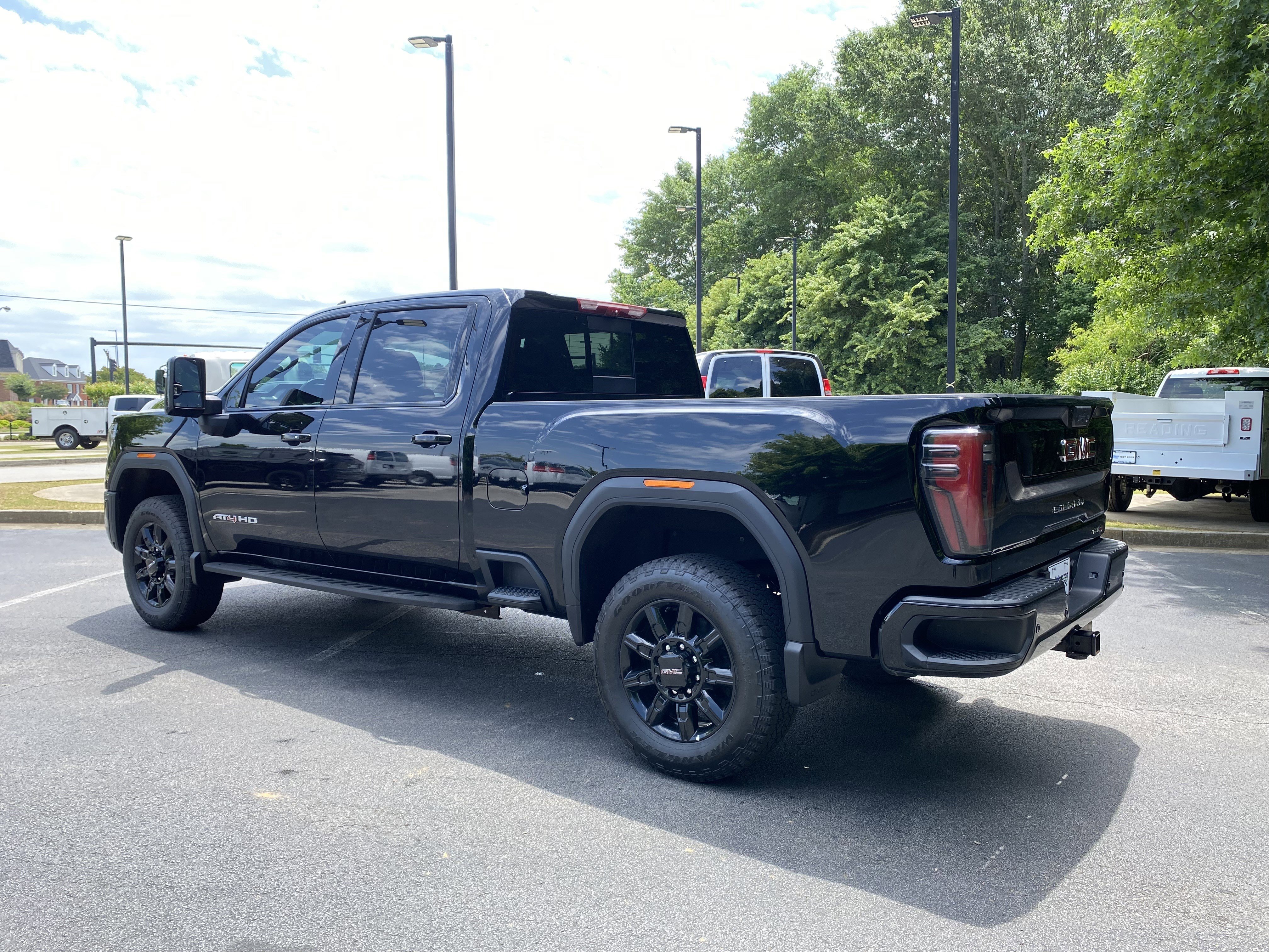 Used 2025 GMC Sierra 2500 AT4 w/ AT4 Premium Plus Package AWD/4WD image 7