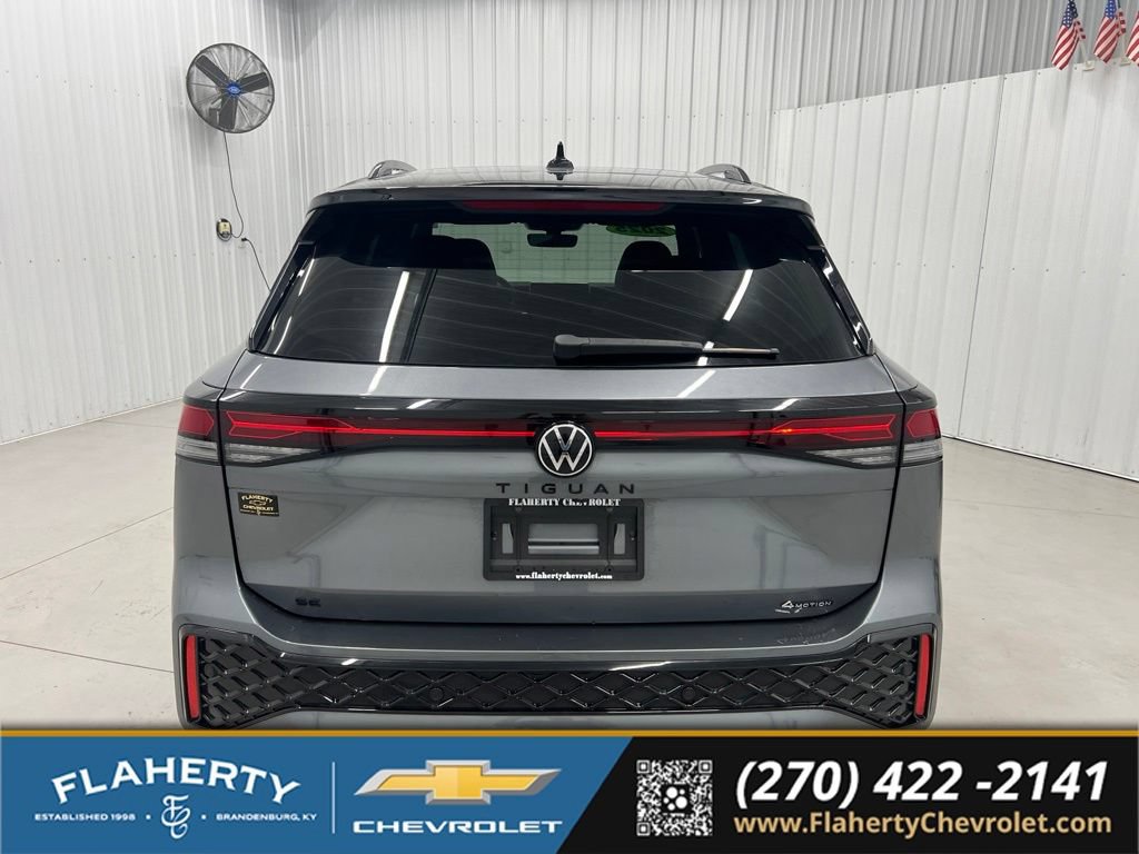 Used 2025 Volkswagen Tiguan SE R-Line AWD/4WD image 4