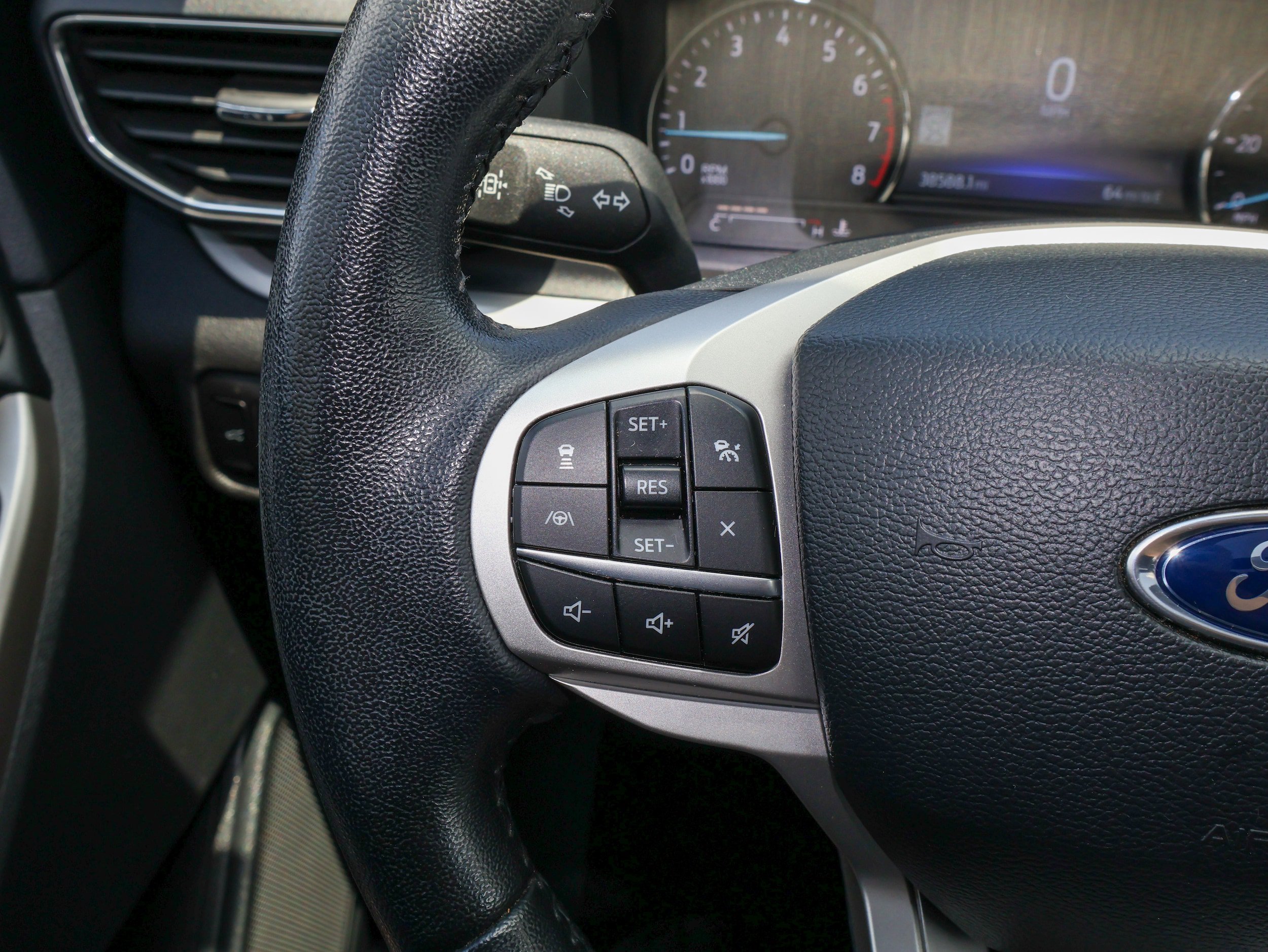 Used 2023 Ford Explorer XLT w/ Equipment Group 202A AWD/4WD image 26