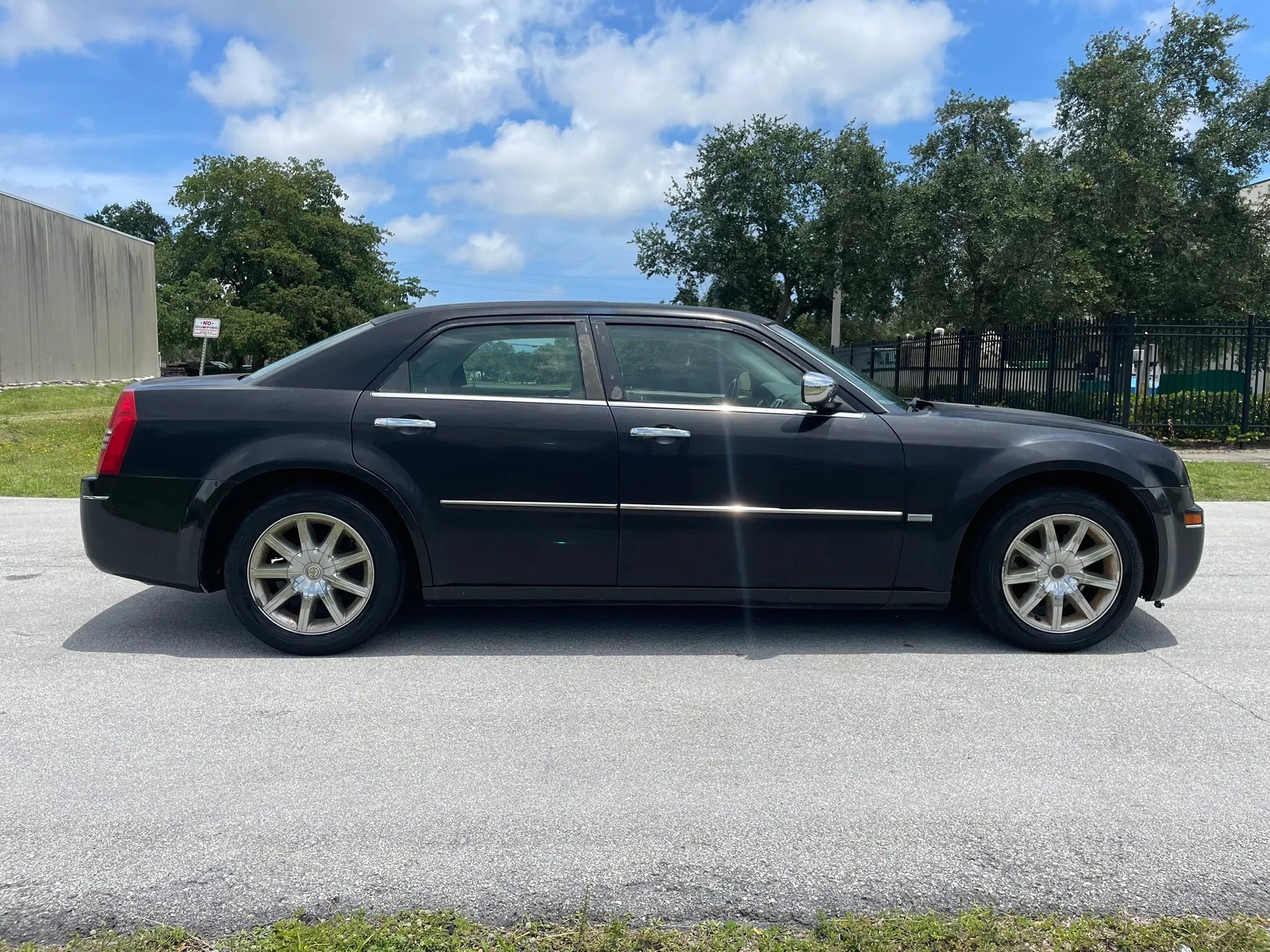Used 2010 Chrysler 300 Touring RWD image 5