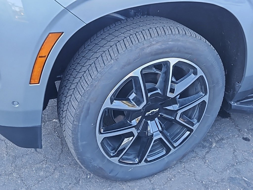 Used 2025 Chevrolet Suburban RST image 2