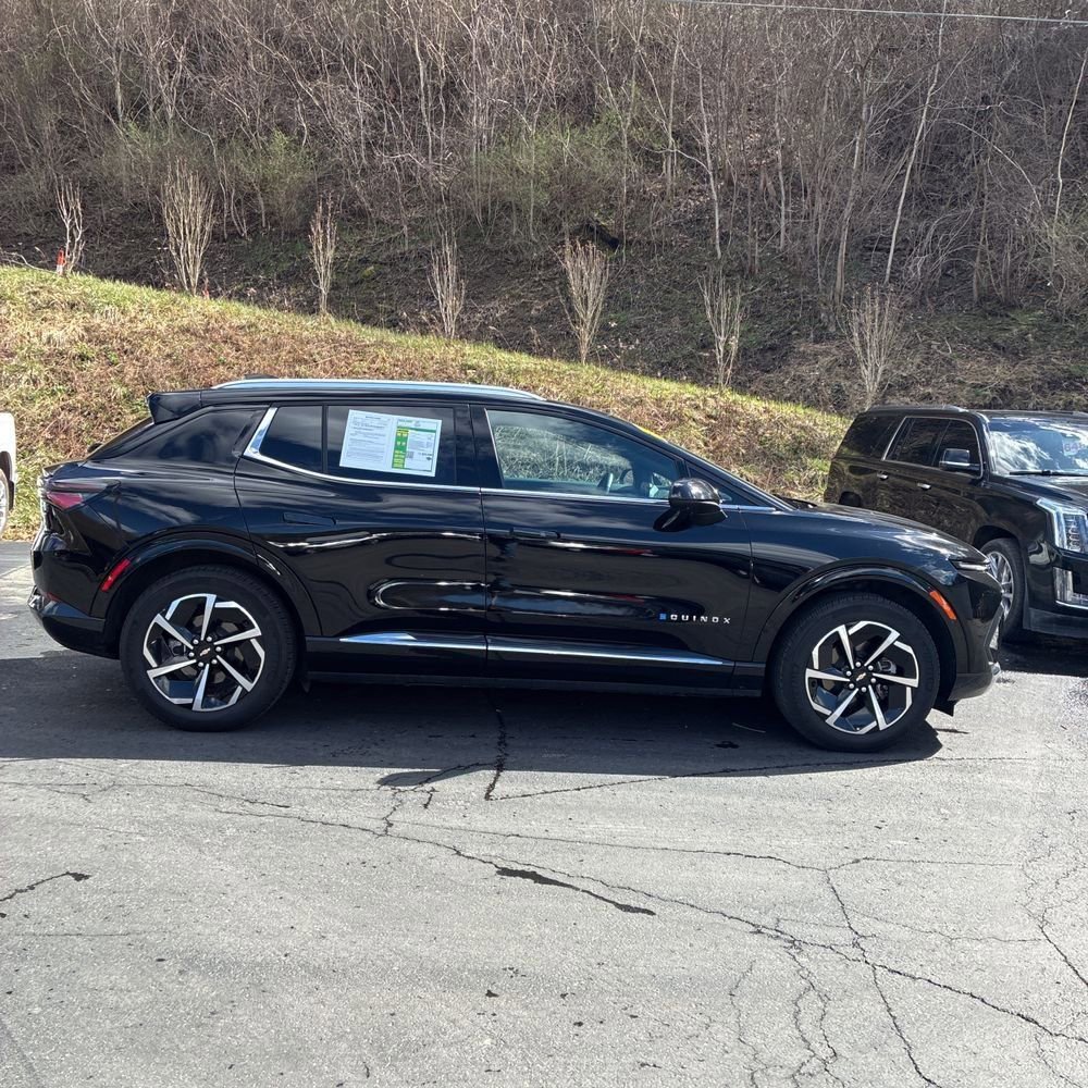 Used 2025 Chevrolet Equinox EV LT w/ Convenience Package image 8