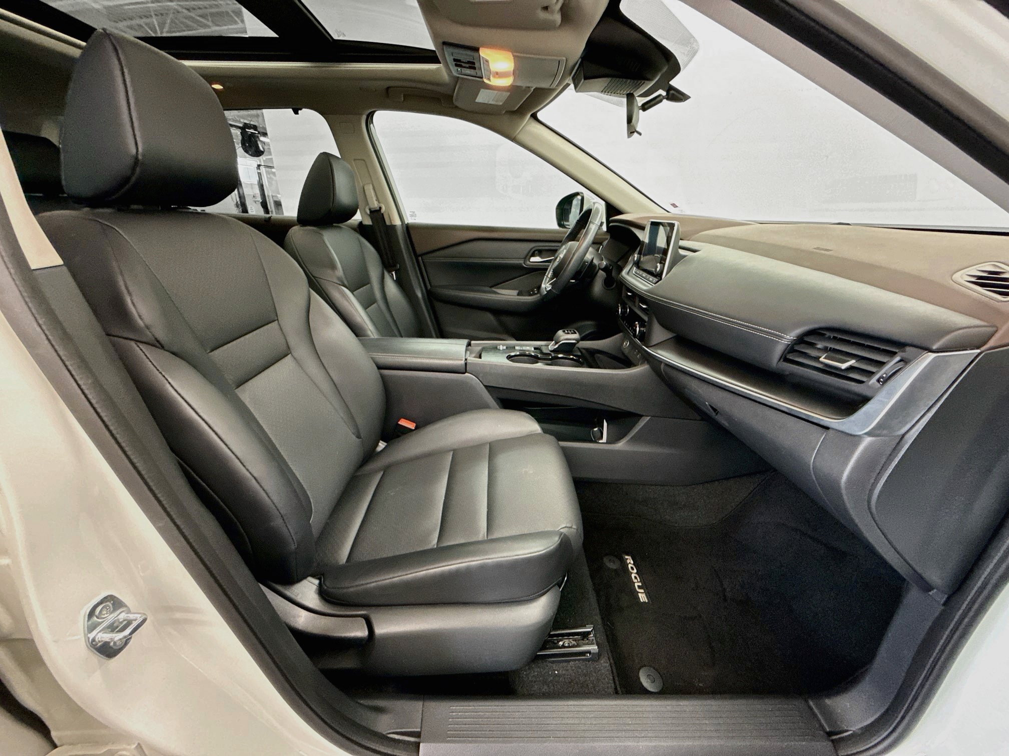 Used 2023 Nissan Rogue SV w/ SV Premium B Package FWD image 32