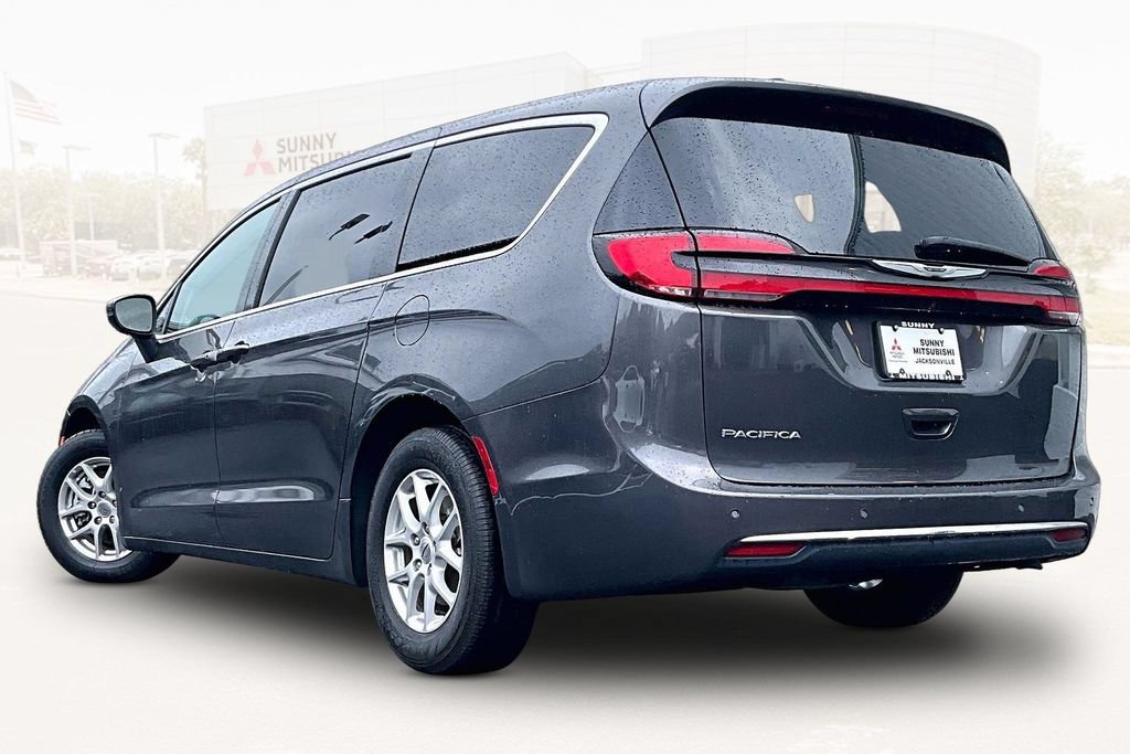 Used 2023 Chrysler Pacifica Touring-L FWD image 4