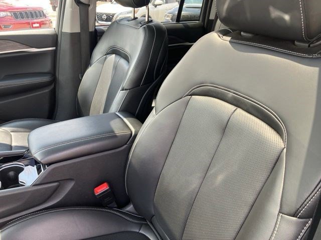 Certified 2023 Jeep Grand Cherokee Limited w/ Luxury Tech Group II AWD/4WD image 12