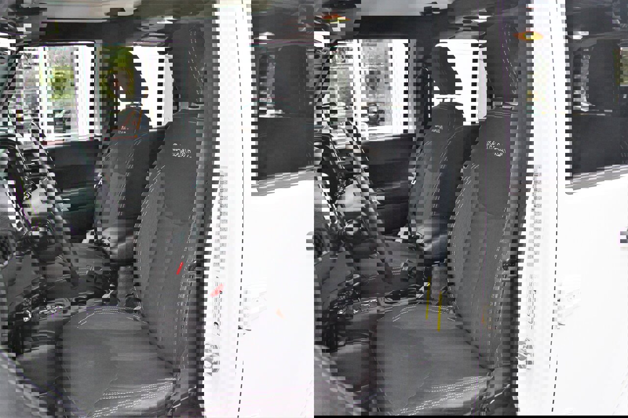 Used 2018 Jeep Wrangler Unlimited Sahara w/ Connectivity Group image 19