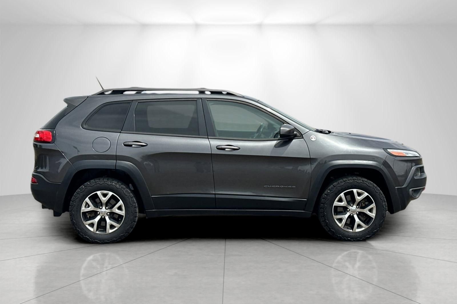 Used 2015 Jeep Cherokee Trailhawk AWD/4WD image 2