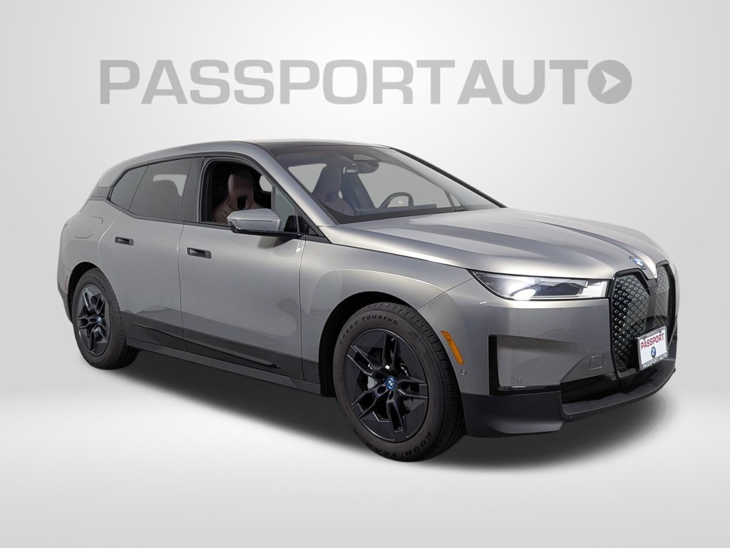 Used 2025 BMW iX xDrive50 w/ Premium Package AWD/4WD image 9
