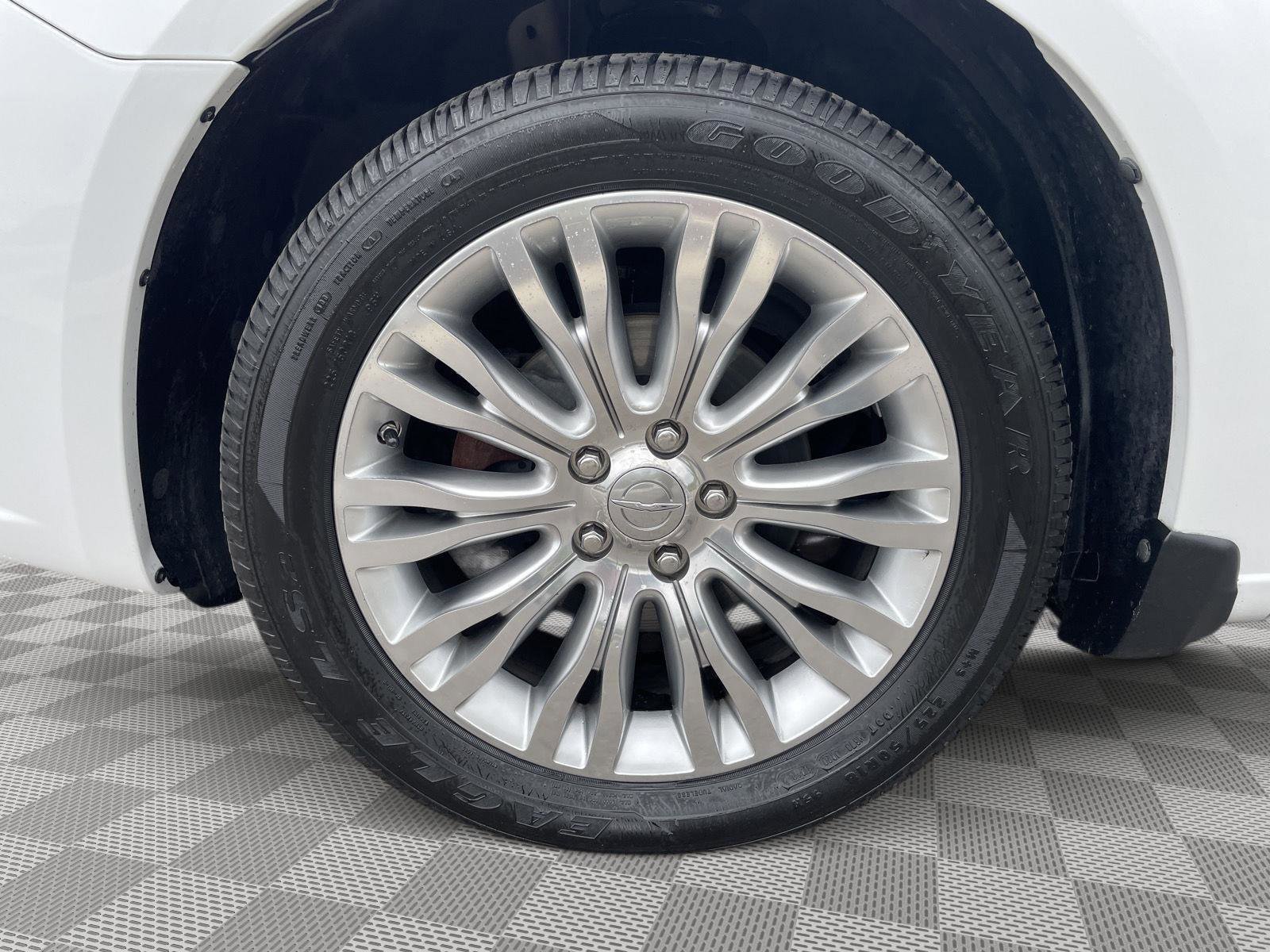 Used 2013 Chrysler 200 Limited FWD image 19