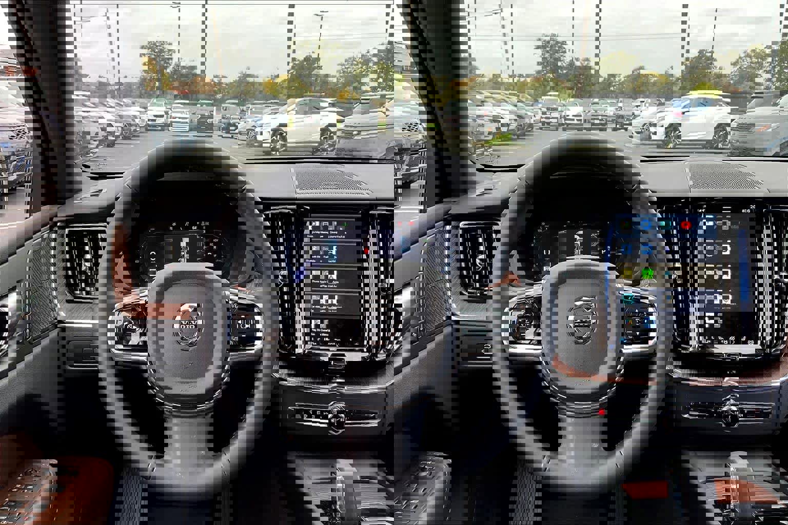 Used 2025 Volvo XC60 T8 Plus w/ Protection Package Premier image 8