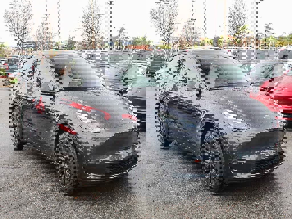 Used 2024 Tesla Model Y 2WD image 3