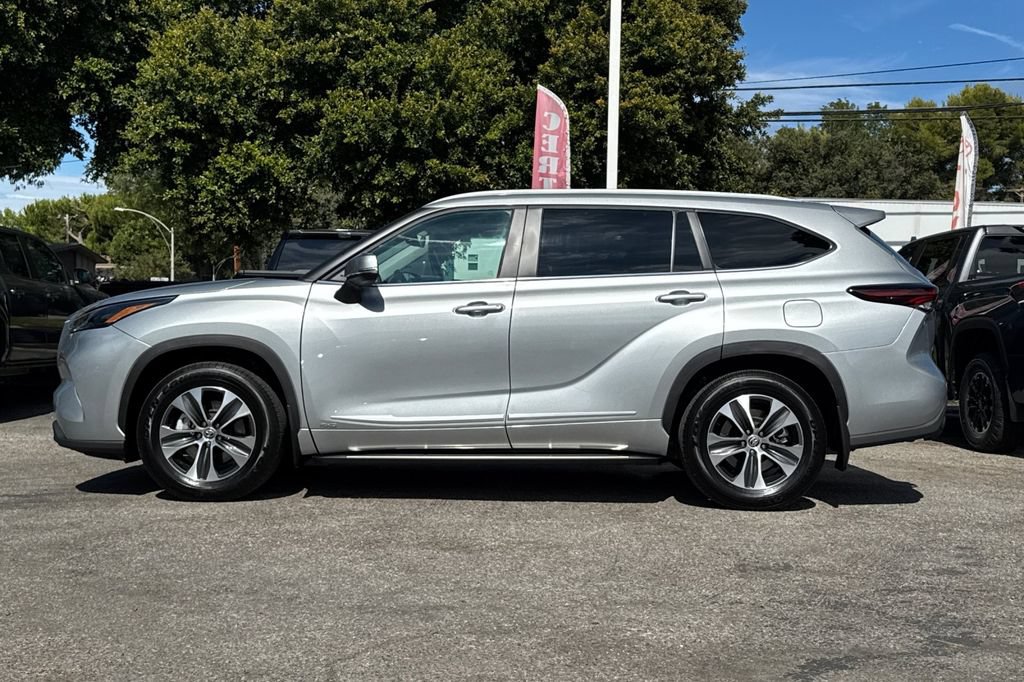 Certified 2025 Toyota Highlander XLE AWD/4WD image 6