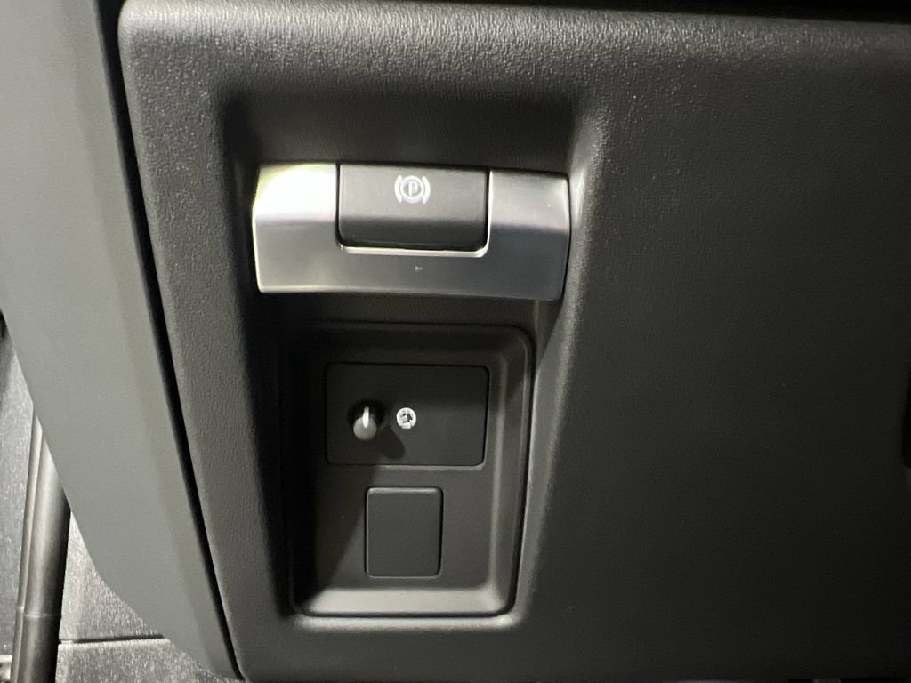 Used 2023 Land Rover Defender 130 X-Dynamic SE AWD/4WD image 19