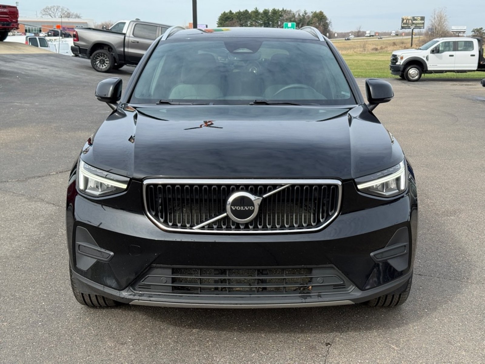 Used 2023 Volvo XC40 B5 Core AWD/4WD image 3