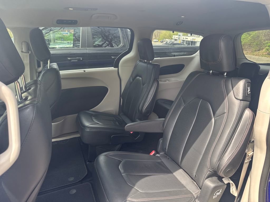 Used 2020 Chrysler Pacifica Touring-L w/ Tire & Wheel Group FWD image 8