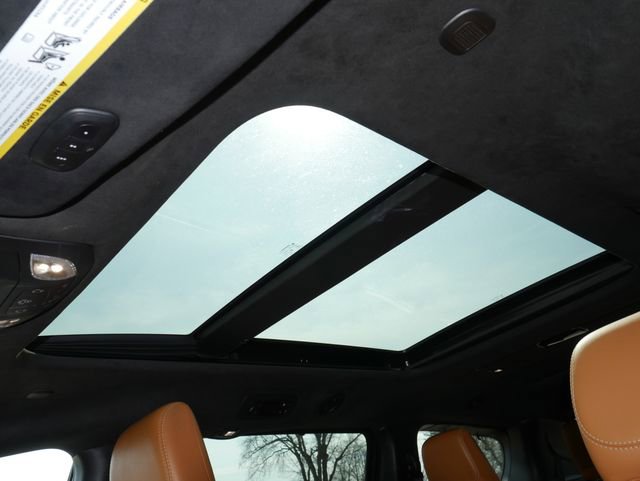 Used 2021 Chrysler Pacifica Pinnacle image 3