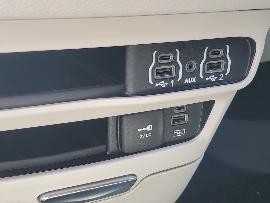 Used 2022 Chrysler Pacifica Touring-L FWD image 18