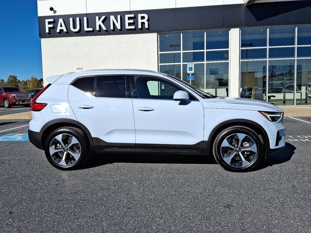 Used 2025 Volvo XC40 B5 Plus image 7