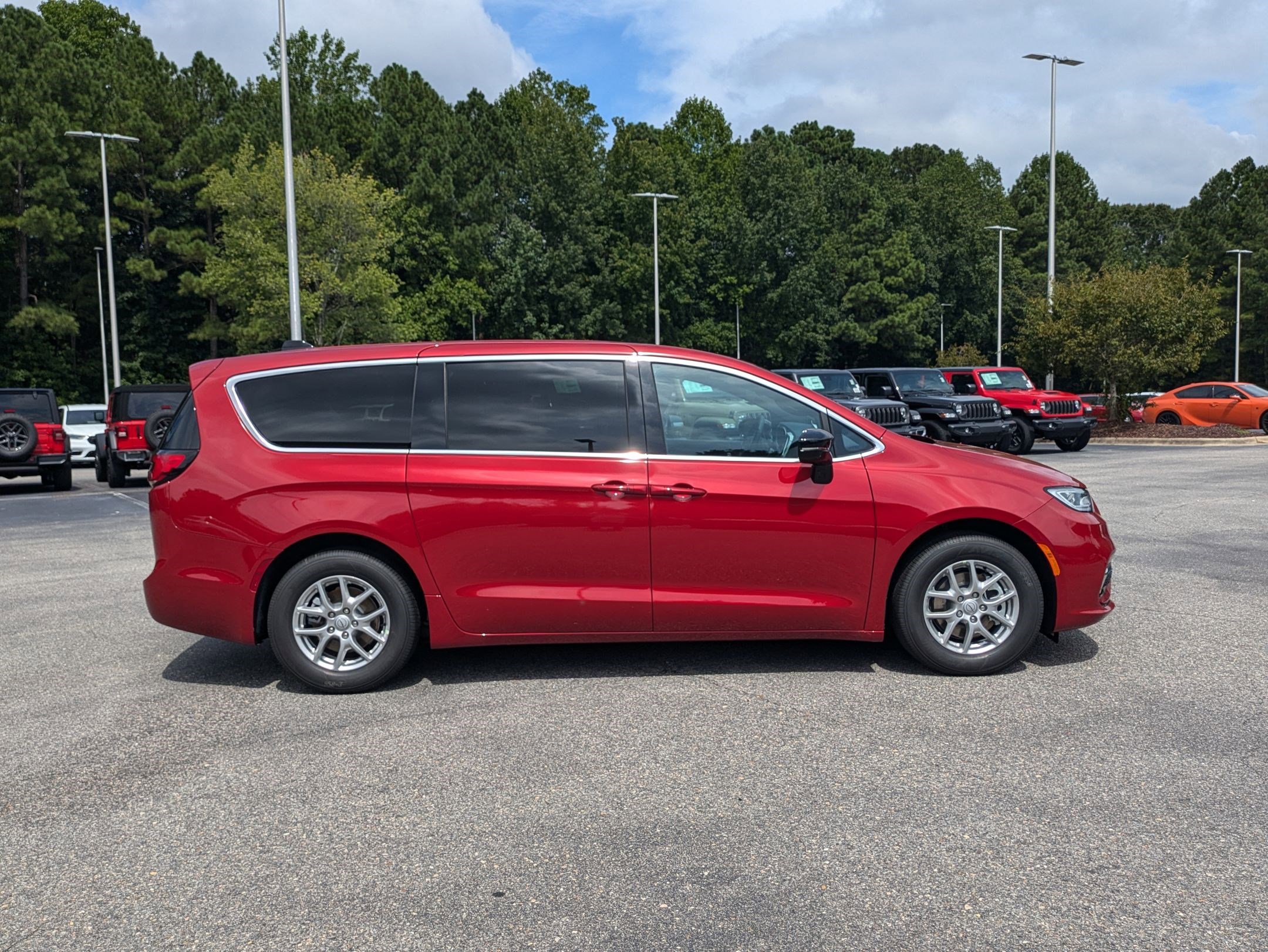 New 2026 Chrysler Pacifica Select image 4