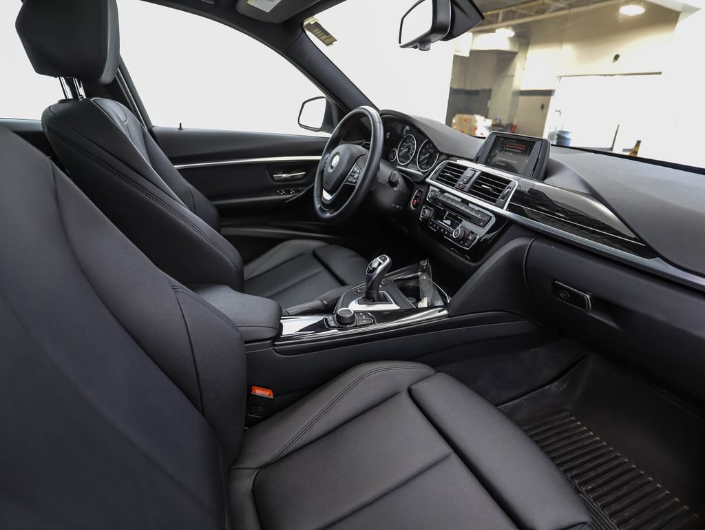 Used 2017 BMW 330i xDrive Sedan AWD/4WD image 28