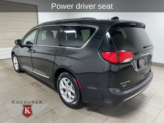 Used 2017 Chrysler Pacifica Touring-L Plus w/ Uconnect Theatre Group FWD image 4