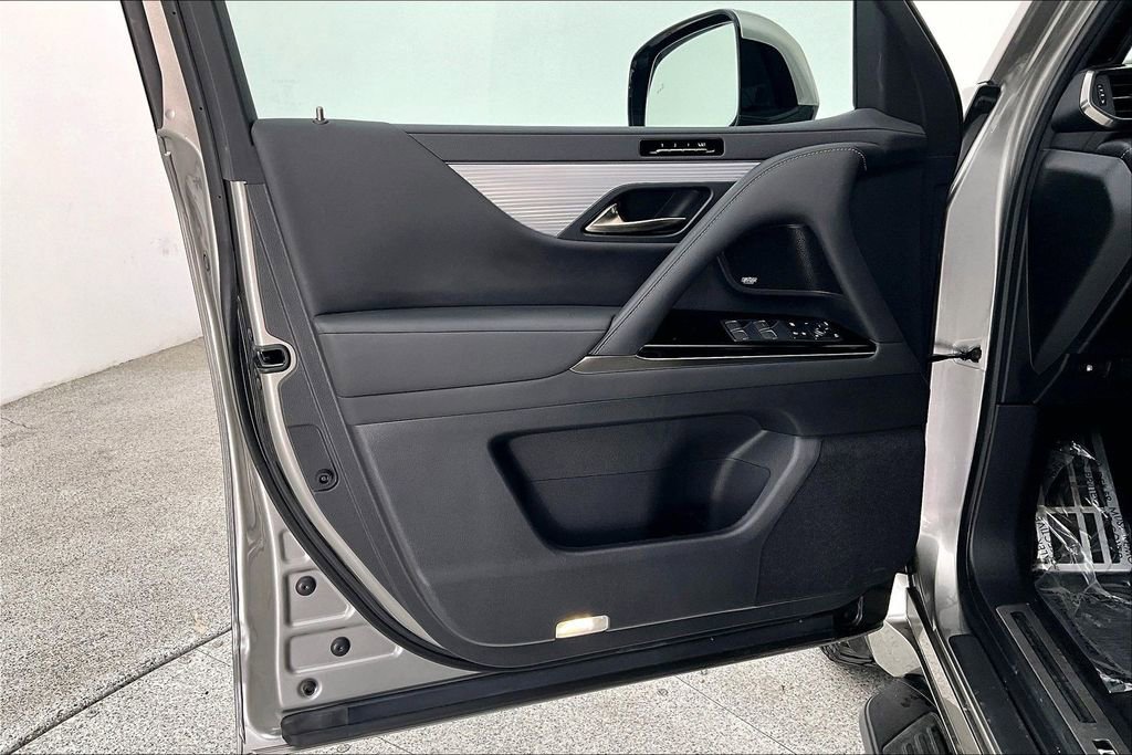 Used 2025 Lexus LX 700h F Sport image 24