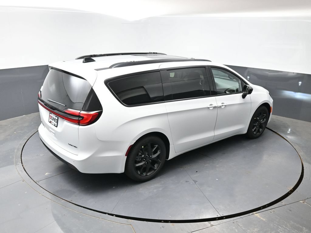 New 2027 Chrysler Pacifica Limited FWD image 33