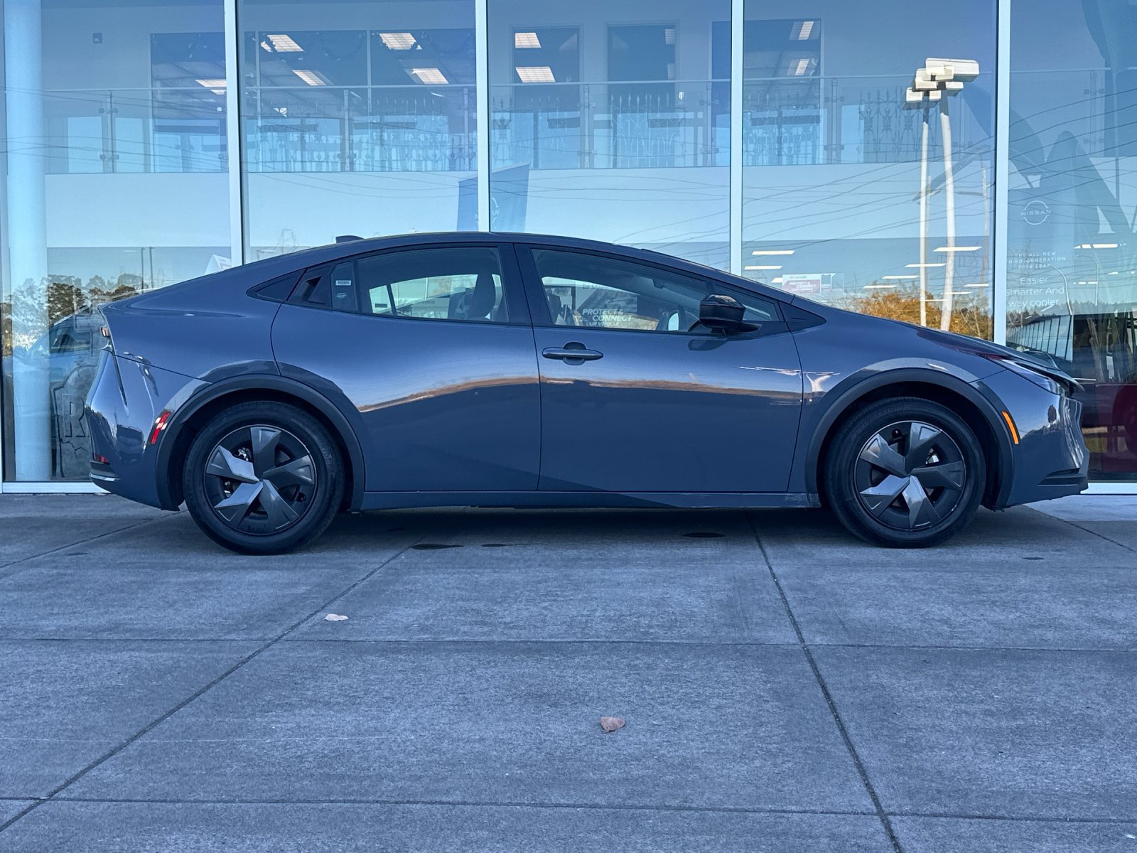 Used 2024 Toyota Prius LE FWD image 3