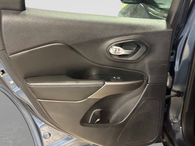 Used 2021 Jeep Cherokee Latitude FWD image 12