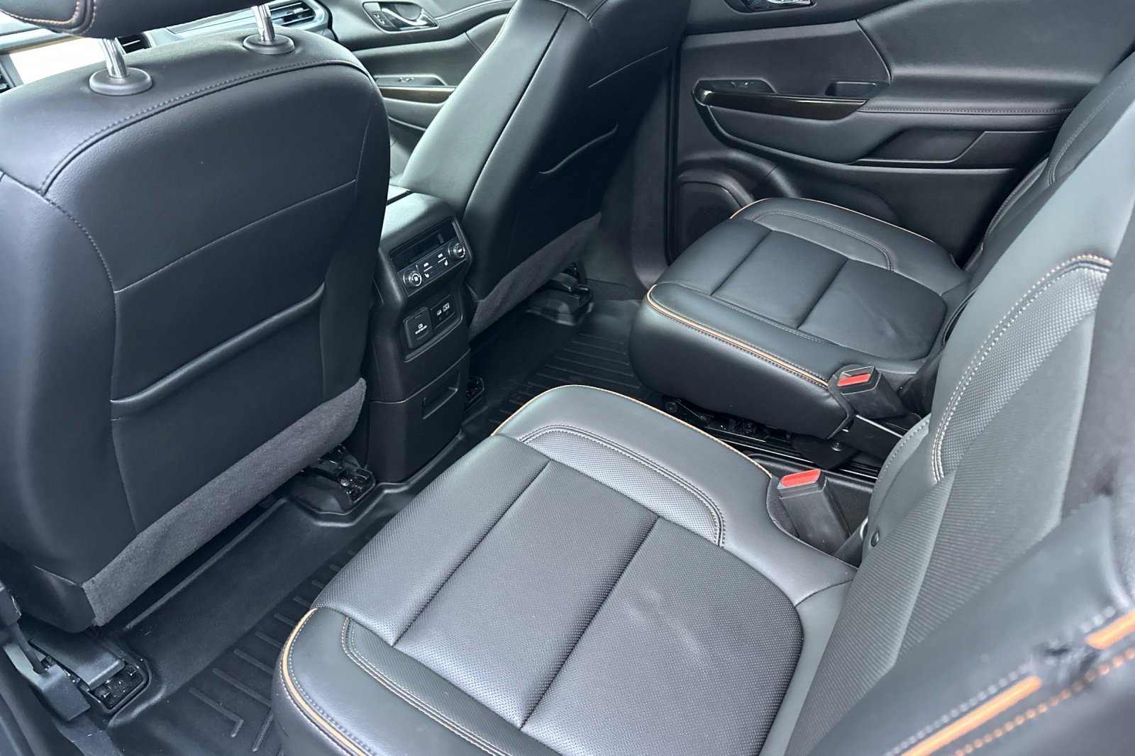 Used 2022 GMC Acadia AT4 w/ Technology Package image 14