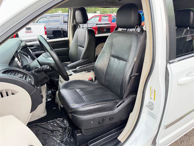 Used 2016 Chrysler Town & Country Touring FWD image 14