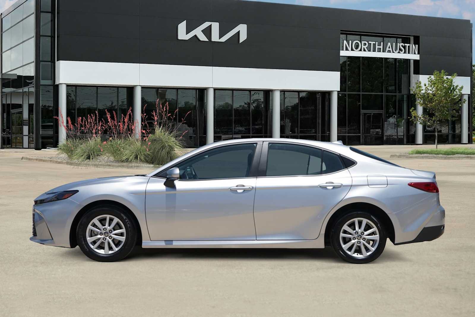 Used 2025 Toyota Camry LE FWD image 3