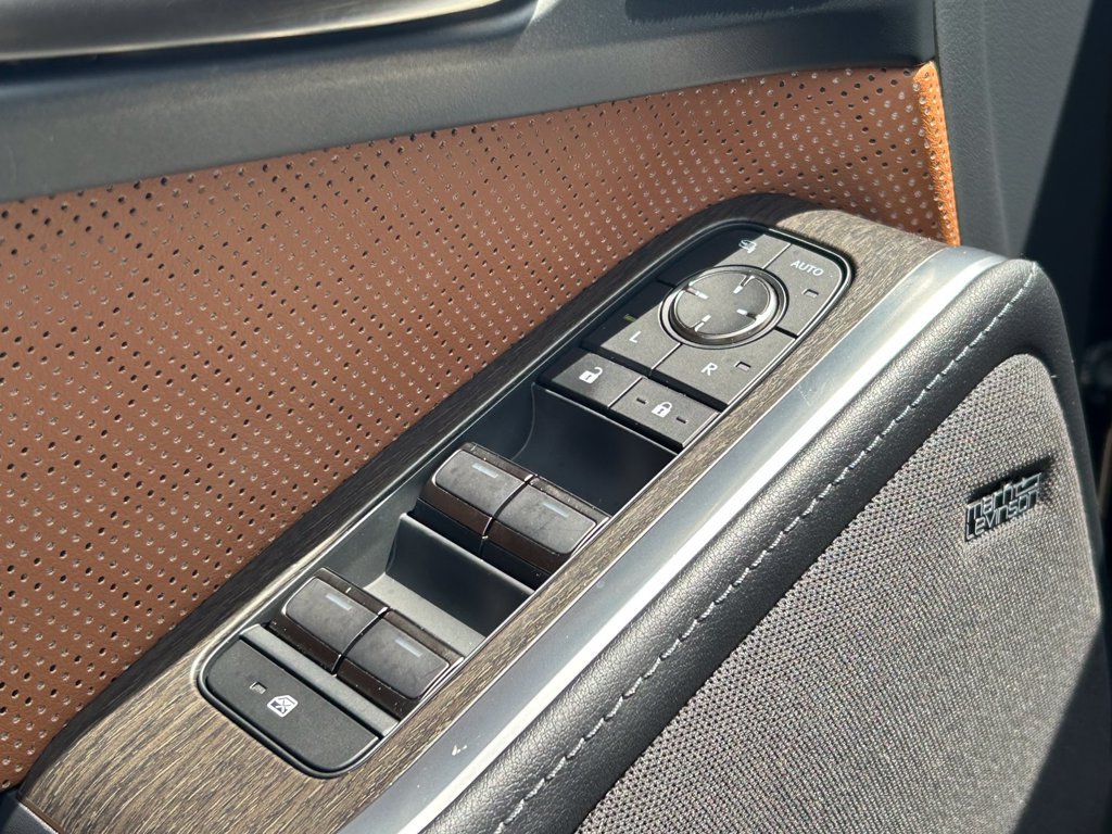 Used 2025 Lexus GX 550 w/ Accessory Package (2T) AWD/4WD image 28