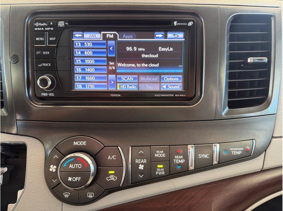 Used 2014 Toyota Sienna XLE FWD image 25