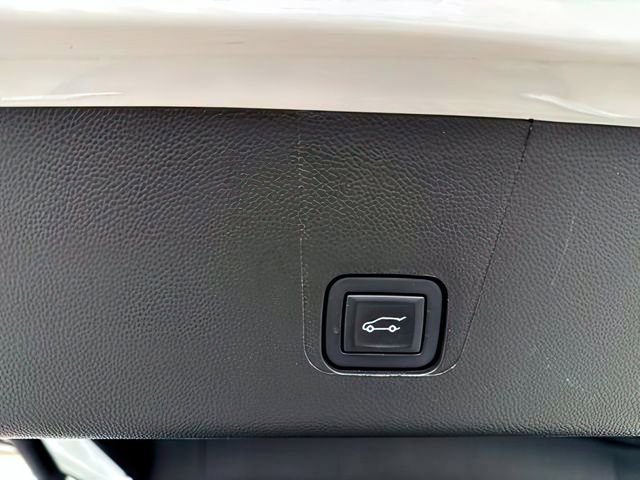 Used 2023 Chevrolet Traverse RS AWD/4WD image 25