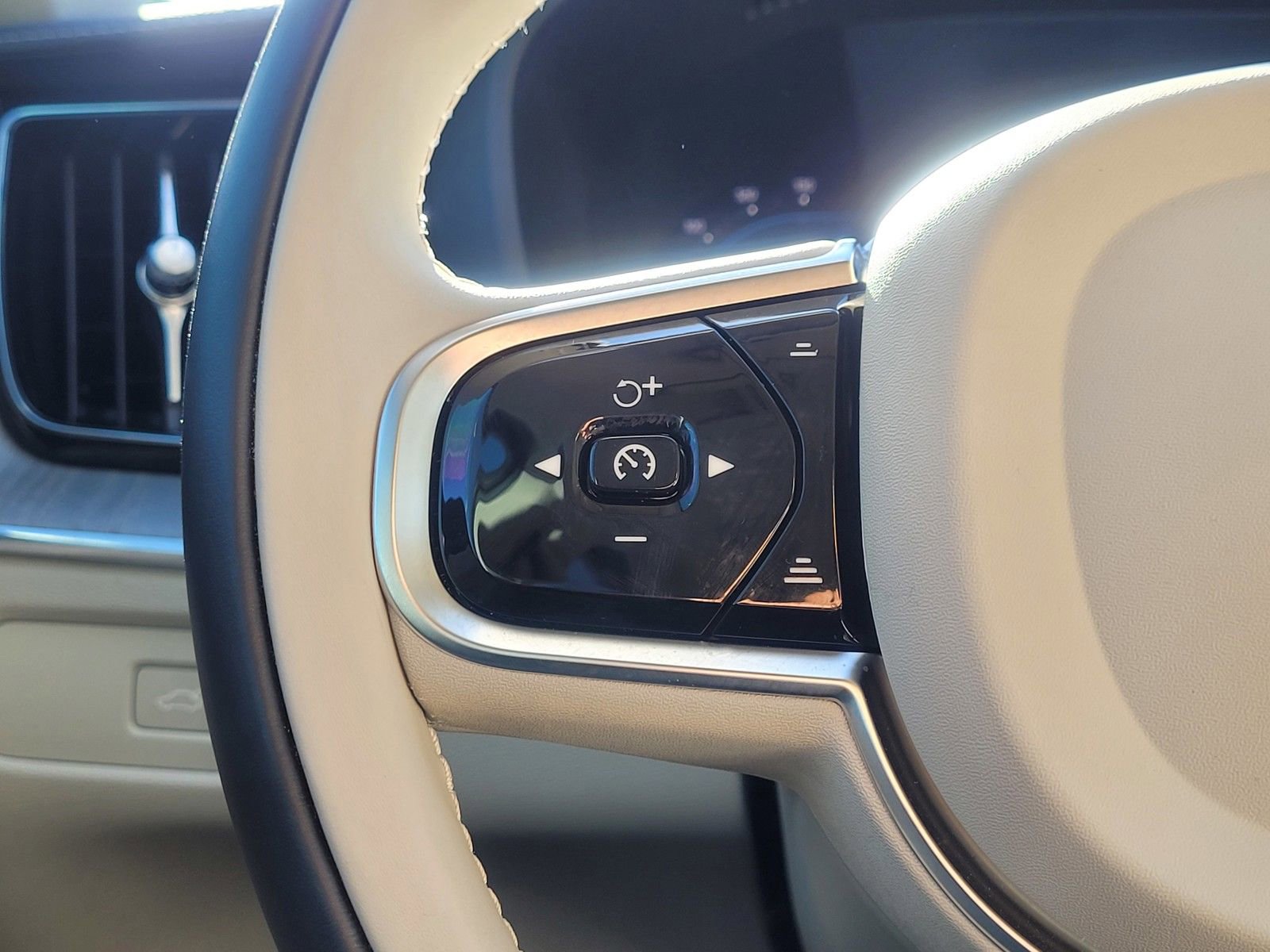 Certified 2024 Volvo XC60 T8 Ultimate w/ Protection Package Premier image 19