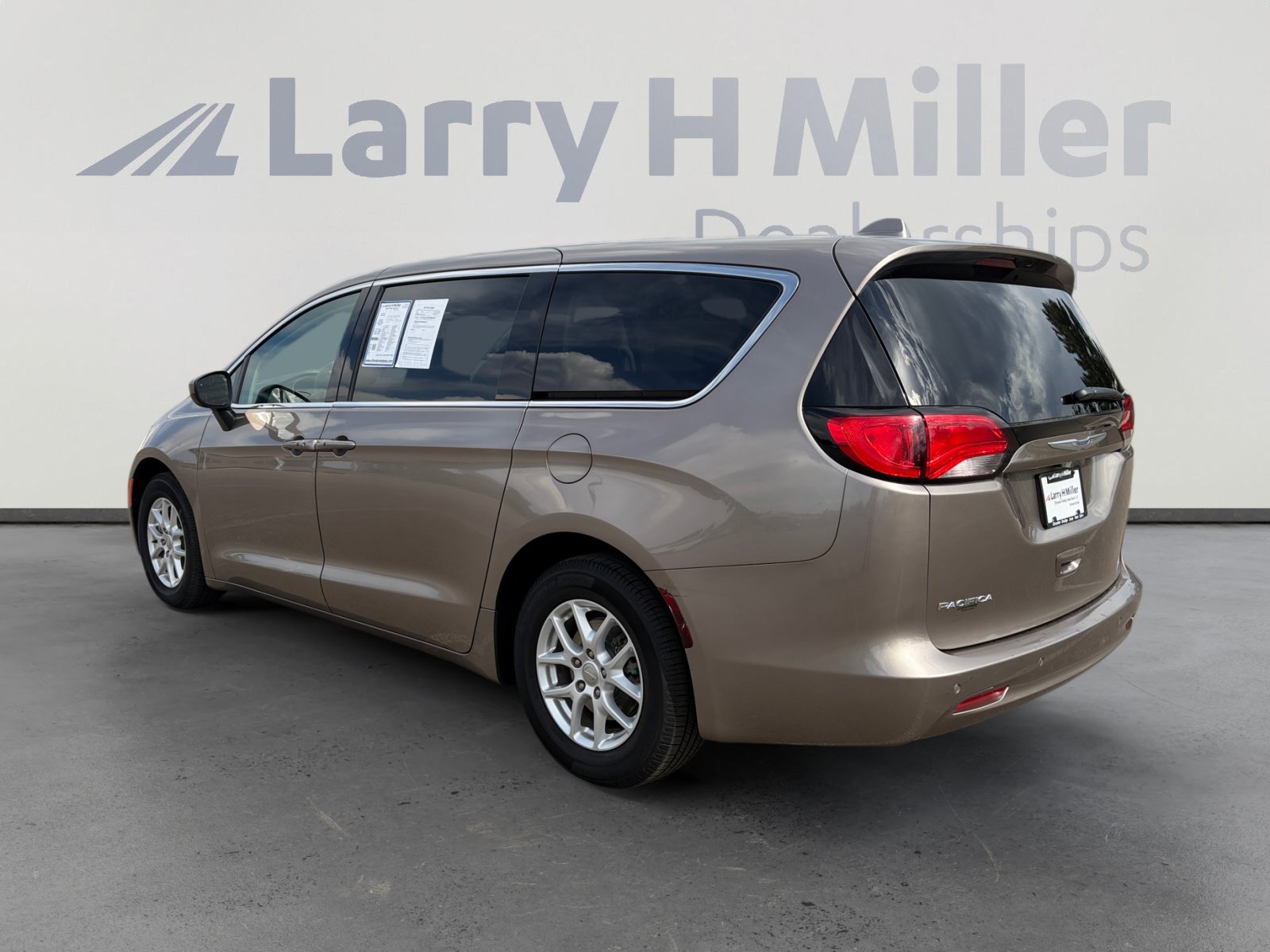 Used 2017 Chrysler Pacifica Touring FWD image 4