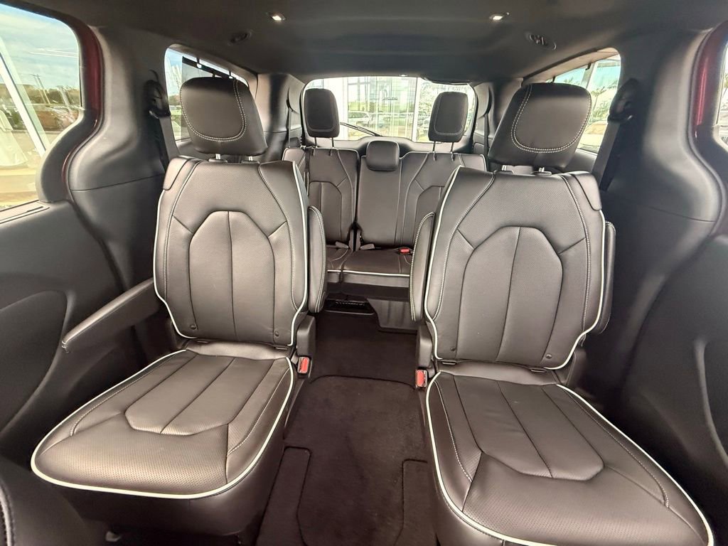 Certified 2025 Chrysler Pacifica Limited image 28