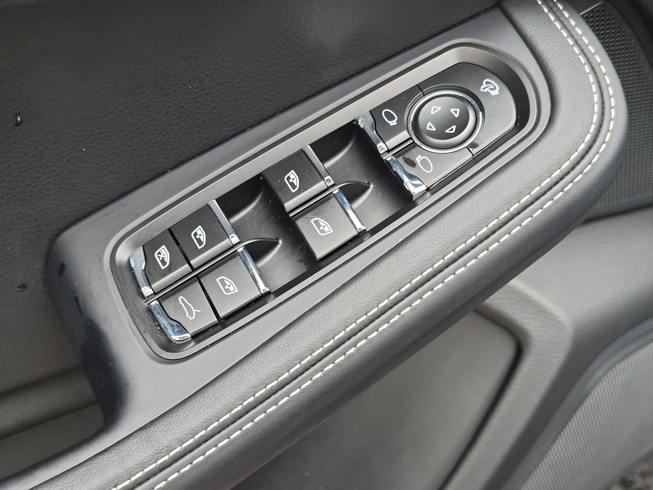 Certified 2025 Porsche Macan Turbo AWD/4WD image 15