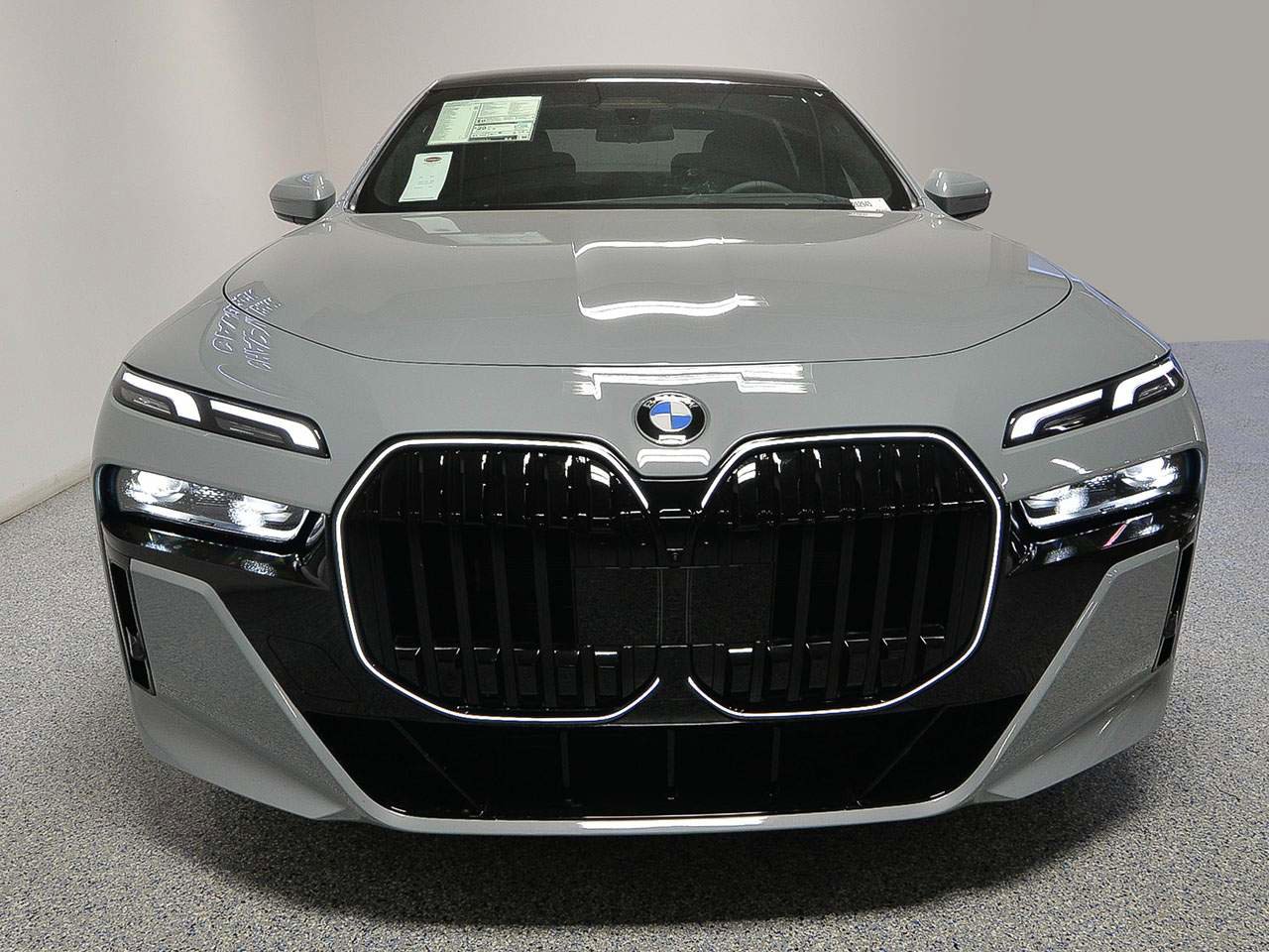 New 2026 BMW 760i xDrive w/ Luxury Rear Seating Package image 2