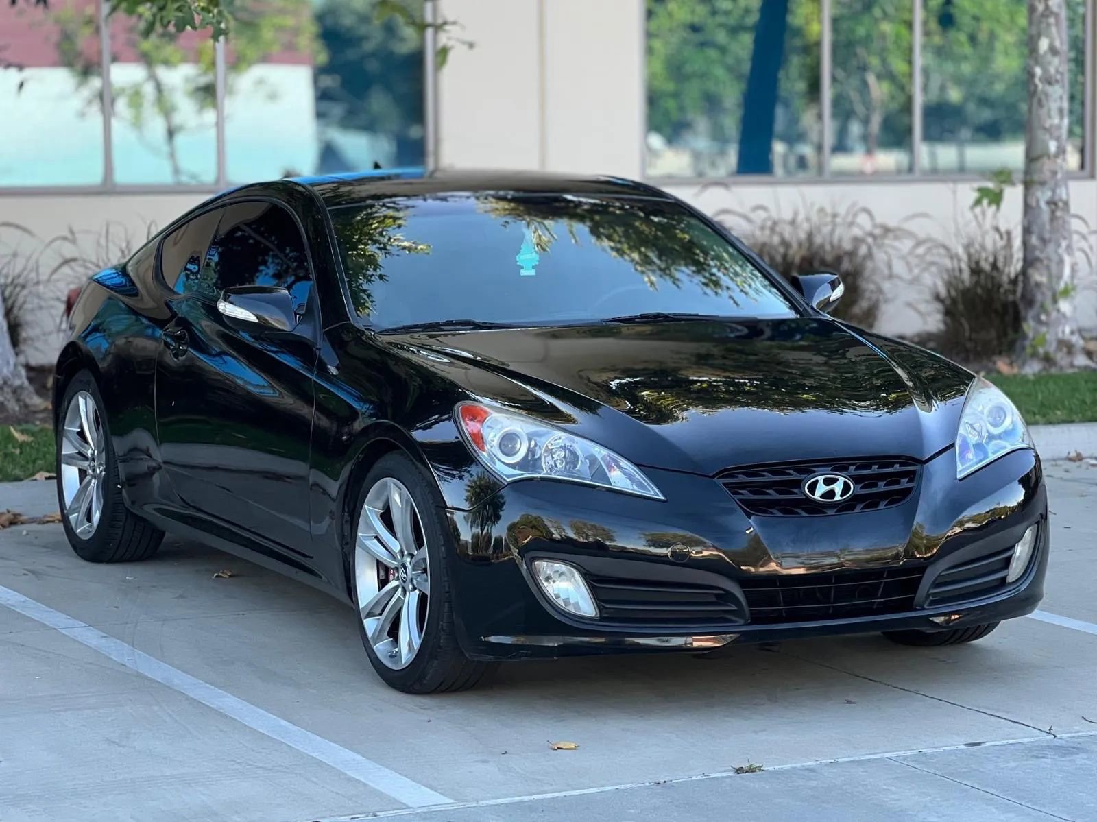 Used 2012 Hyundai Genesis 3.8 image 3
