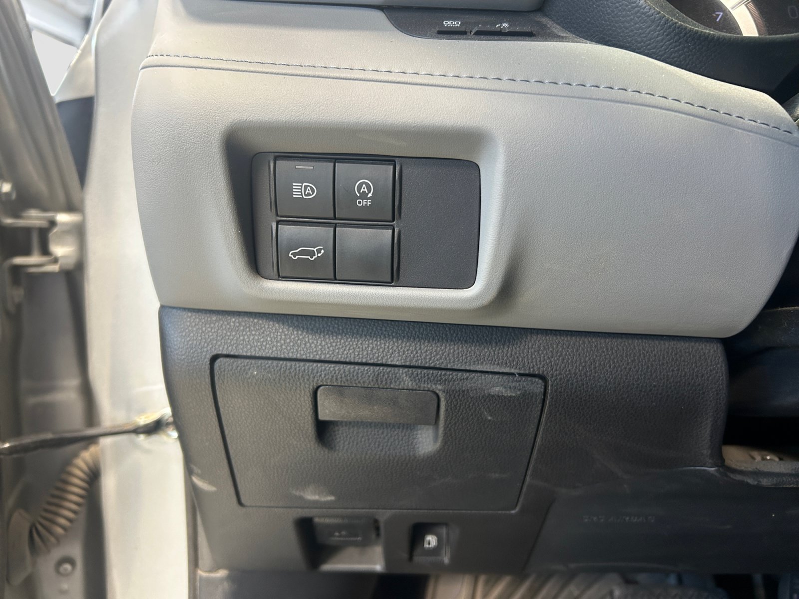 Used 2024 Toyota Highlander LE AWD/4WD image 21