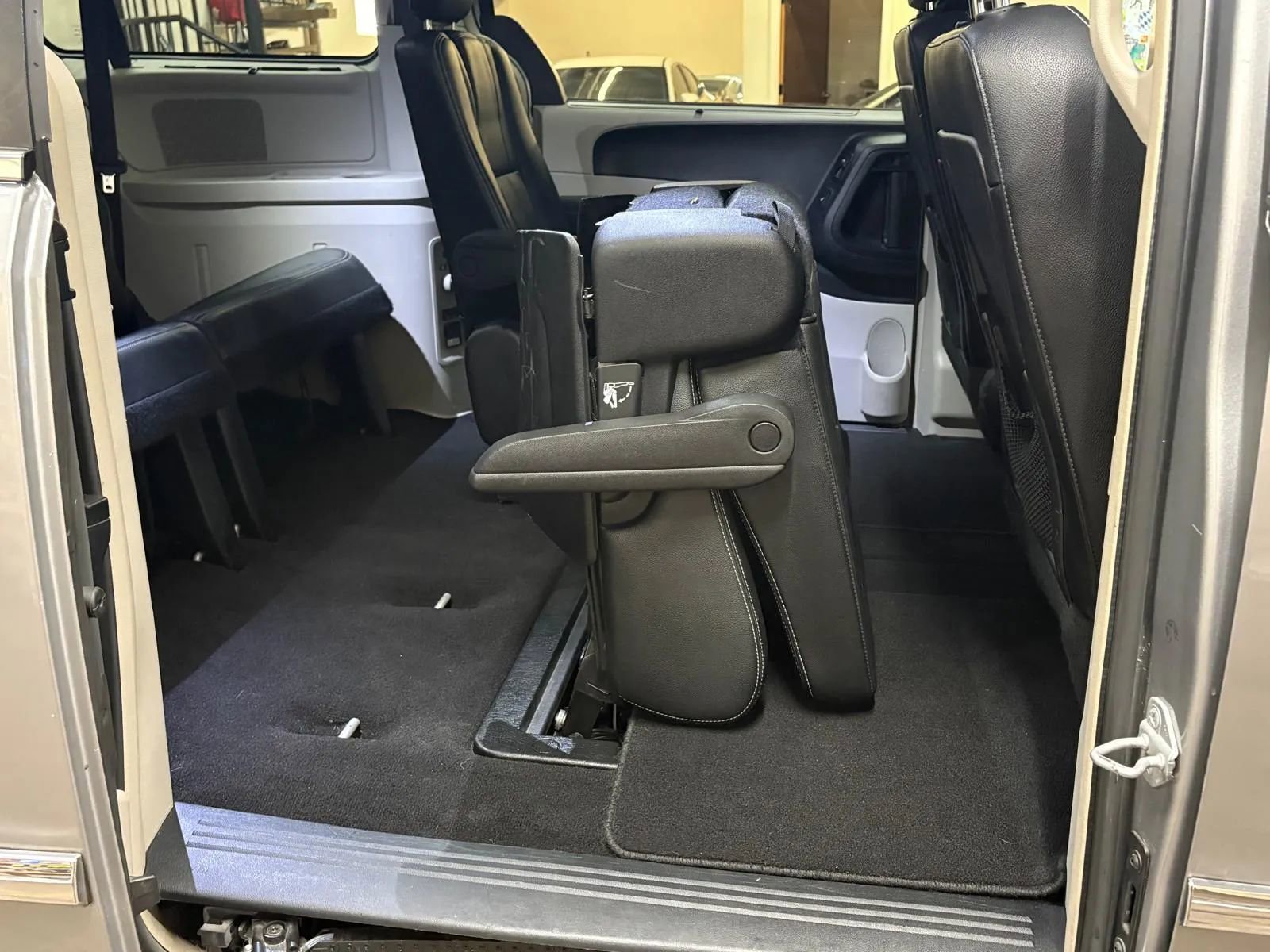 Used 2015 Chrysler Town & Country Touring-L w/ Driver Convenience Group image 26