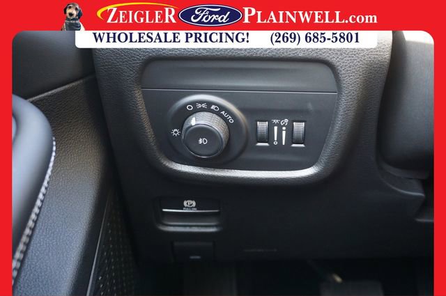 Used 2023 Jeep Grand Cherokee Limited image 32