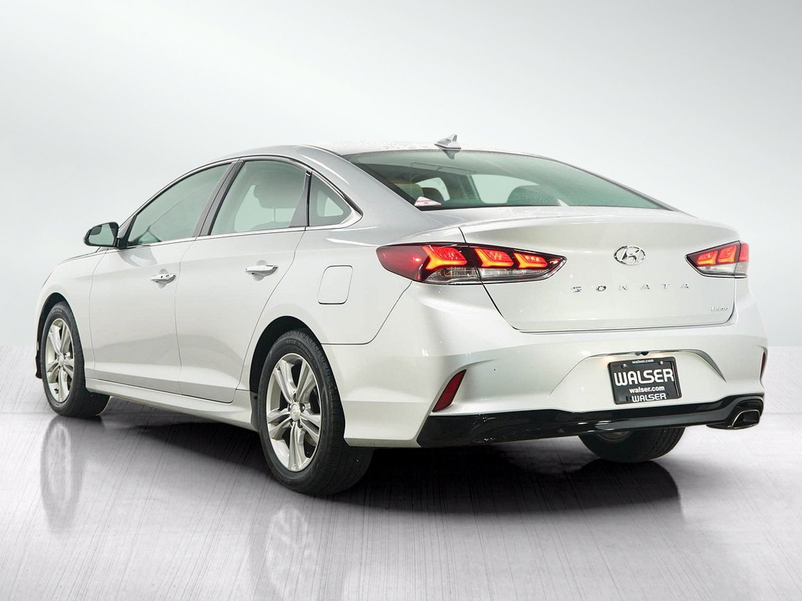 Used 2018 Hyundai Sonata Limited w/ Cargo Package FWD image 3