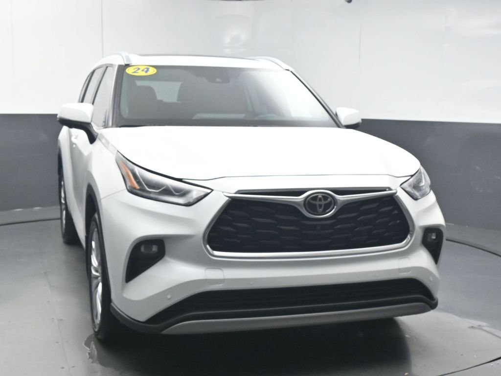 Used 2024 Toyota Highlander Platinum FWD image 2